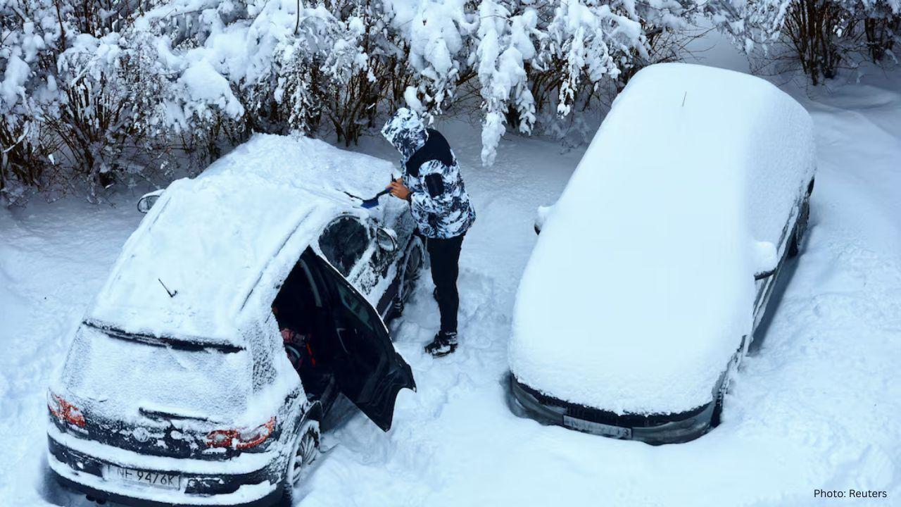 Heavy Snowfall Paralyzes Roads in Poland, Leaving Drivers Stranded Overnight
