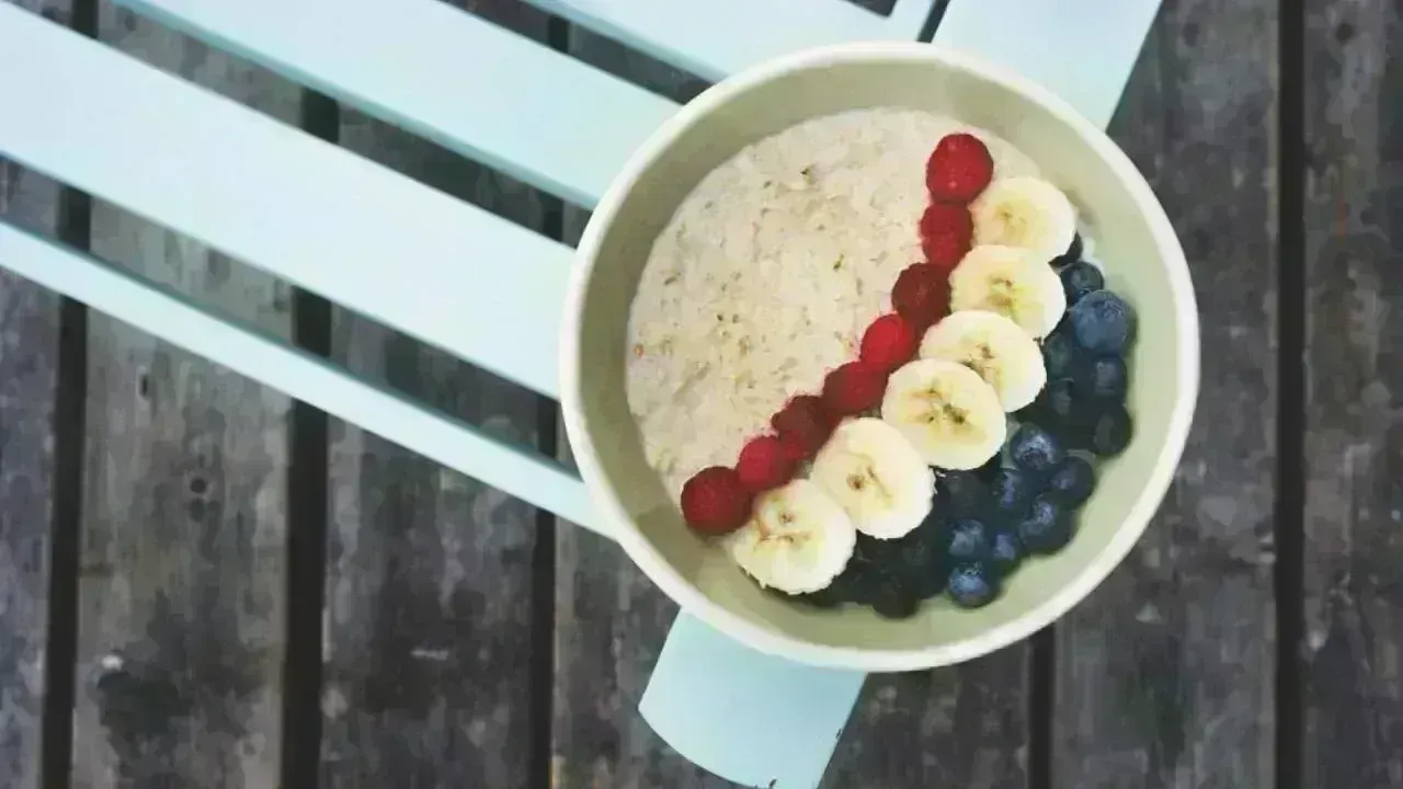Kickstart Your Busy Mornings with a Quick Oatmeal Breakfast Packed with 45g Nutrition