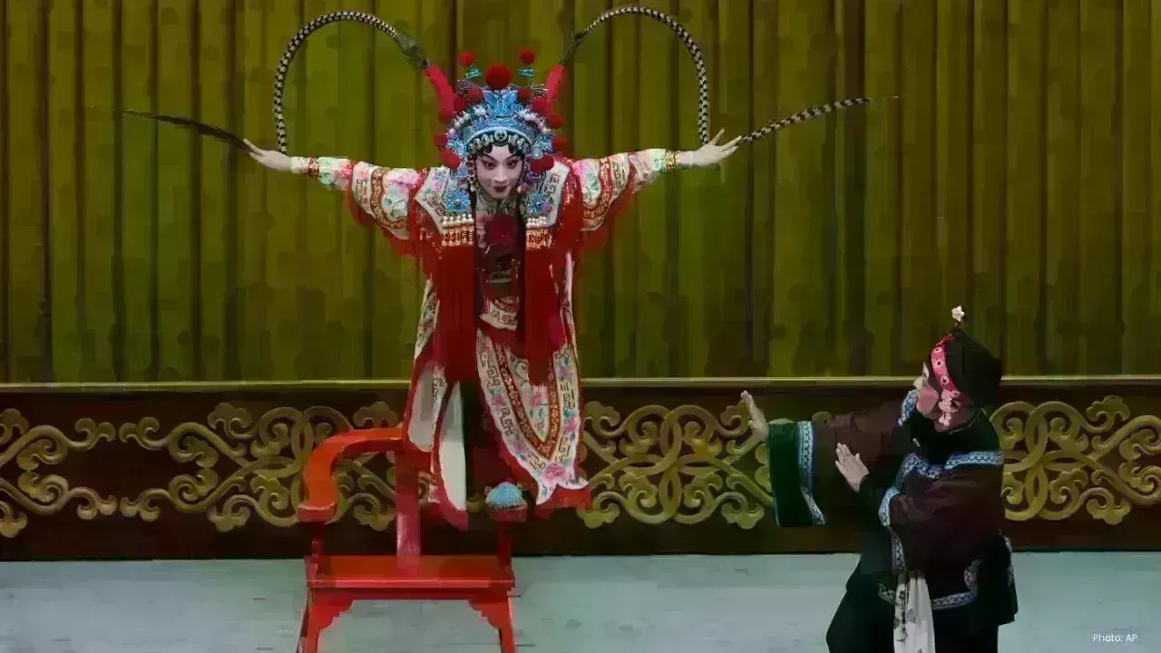 Zhang Wanting's Captivating Chair Act in Peking Opera