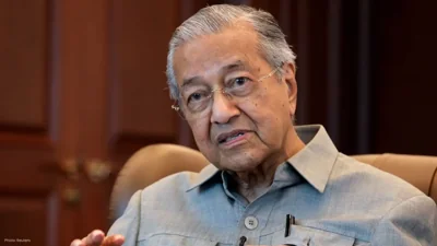 Mahathir Mohamad's Hip Fracture: No Surgery Recommended at 100
