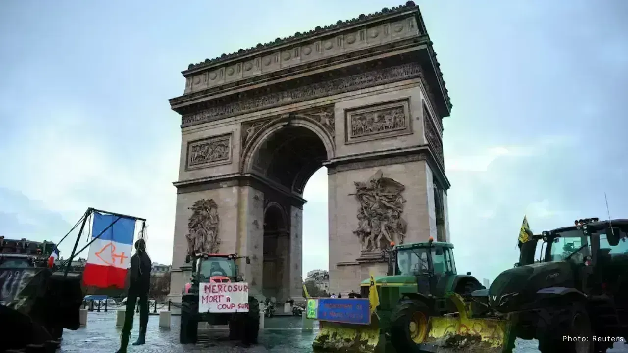 French Farmers Block Paris Streets to Protest EU–Mercosur Trade Deal