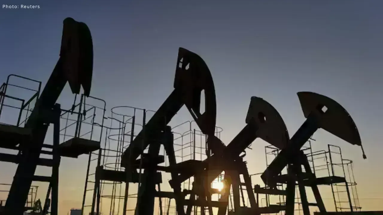 Oil Prices Stay Steady as Traders Watch U.S. Fuel Stocks and Venezuela Developments