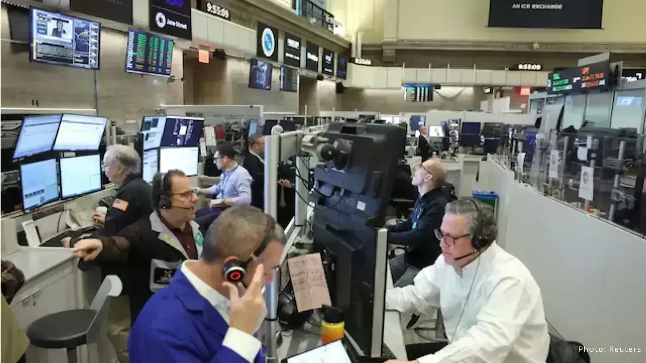 US Stock Futures Stay Flat as Markets Wait for Jobs Report and Tariff Decision