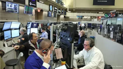 US Stock Futures Stay Flat as Markets Wait for Jobs Report and Tariff Decision