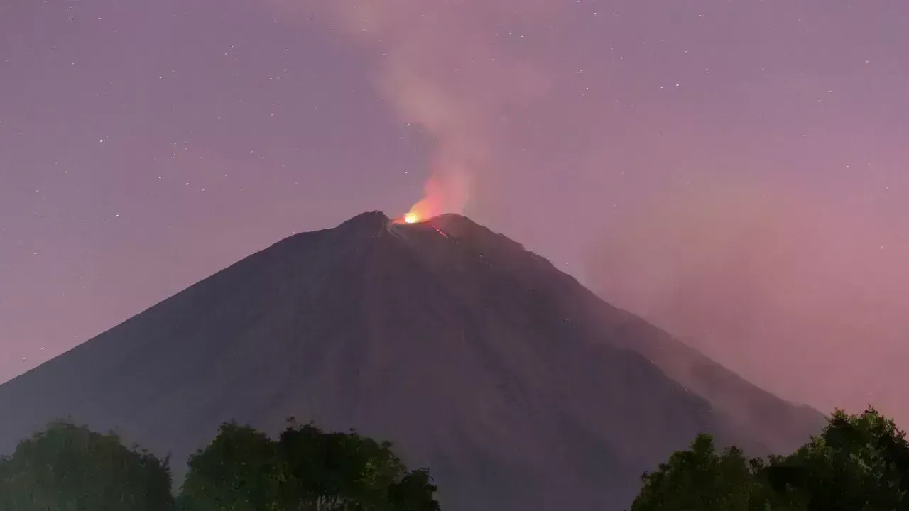 Eruption of Mount Semeru: Ash Rises to 2 km, Pyroclastic Flow Reaches 5 km