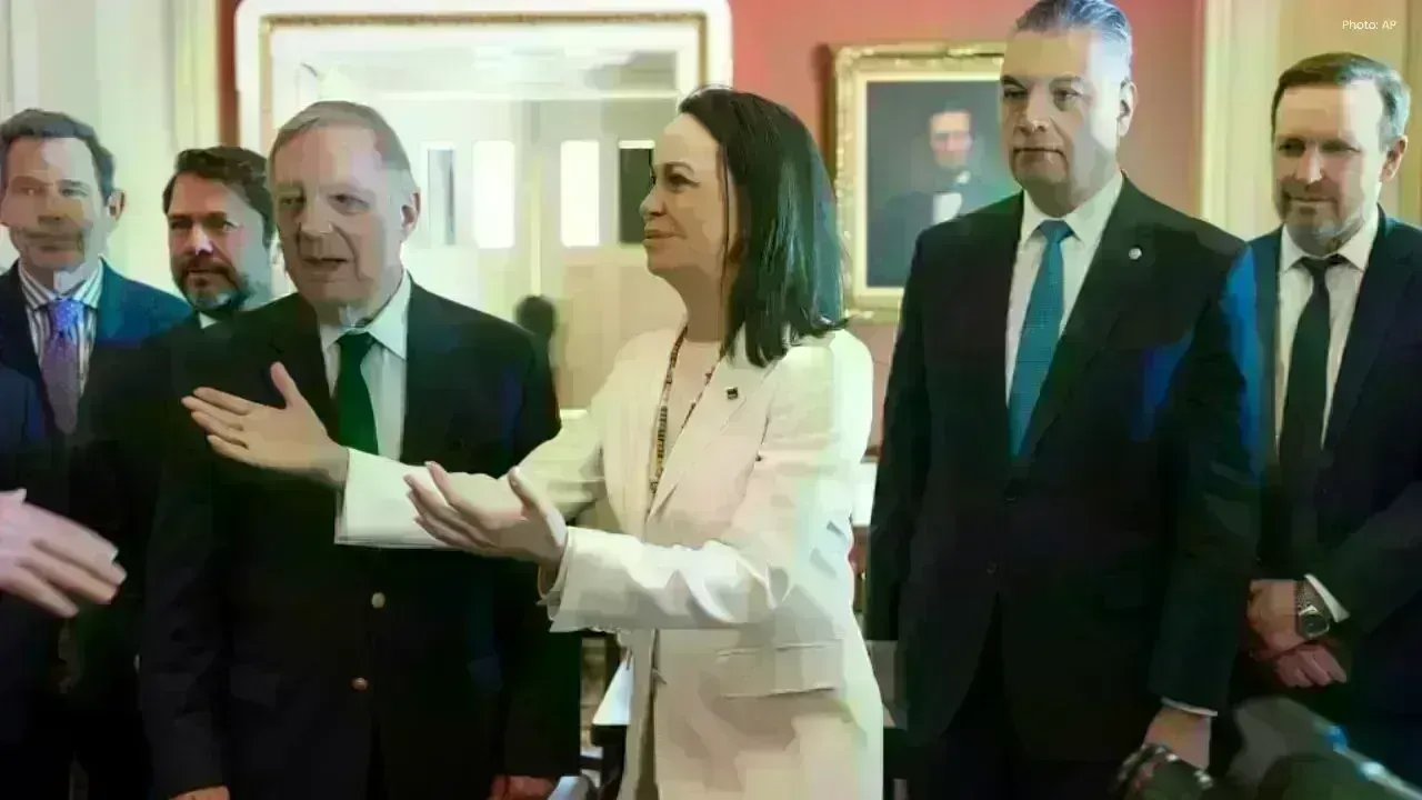 Venezuelan Leader María Corina Machado Presents Nobel Peace Prize to Trump Amid Political Uncertainty