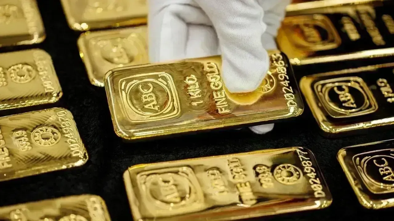 Gold Futures Teeter on the Edge Amid Inflation Concerns and Political Tensions
