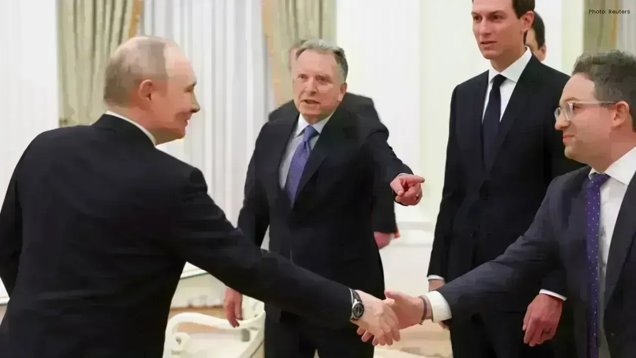 Putin Meets Trump’s Envoys as Ukraine Peace Talks Stall Over Territory