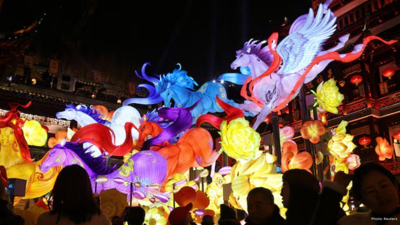 China’s Lunar New Year Bowing Service Row Shows Clash Between Tradition and Convenience