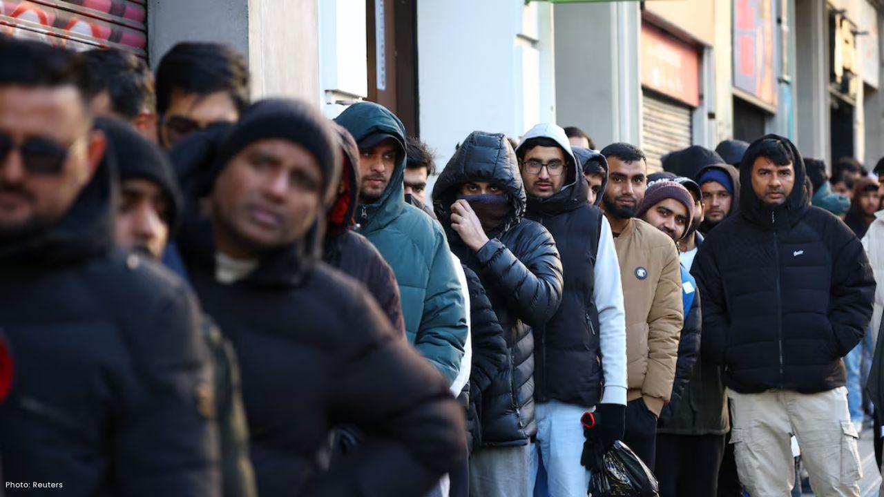 Spain’s Migrant Amnesty Plan Creates Rush and Pressures Public Offices