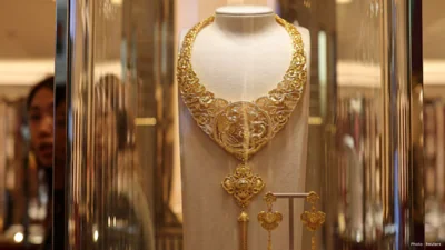 Gold Falls for Third Week as Strong Dollar Hurts Demand