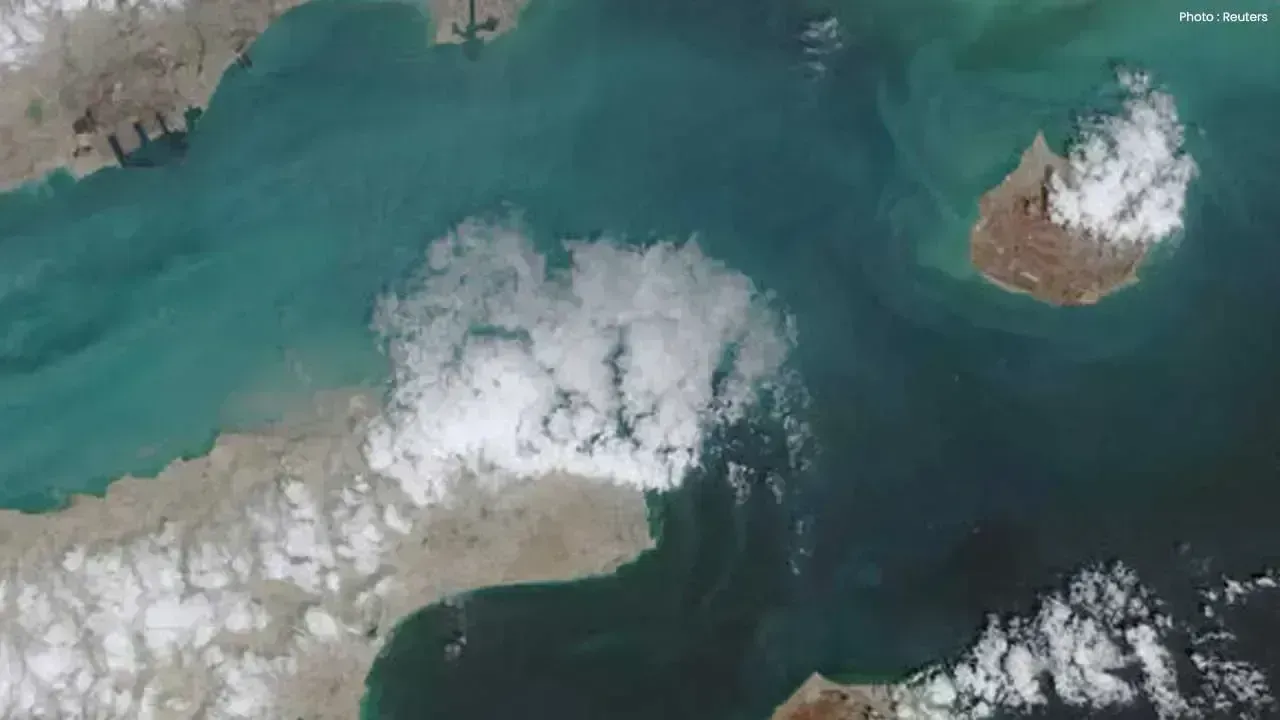 Convoy of Oil Tankers Leaves Gulf Through Strait of Hormuz