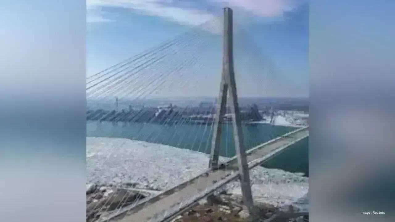 Île Mercier Bridge Shut Amid Escalating Flood Risks