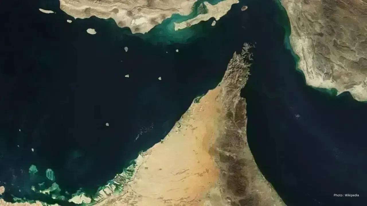 Iran Maintains Closure of Hormuz as Tensions with US Escalate