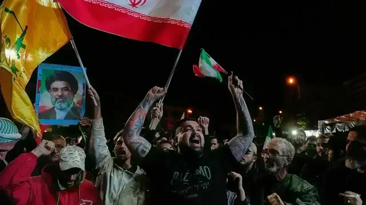 Trump Hints at Iran Talks Within Days Amid Ongoing Tensions