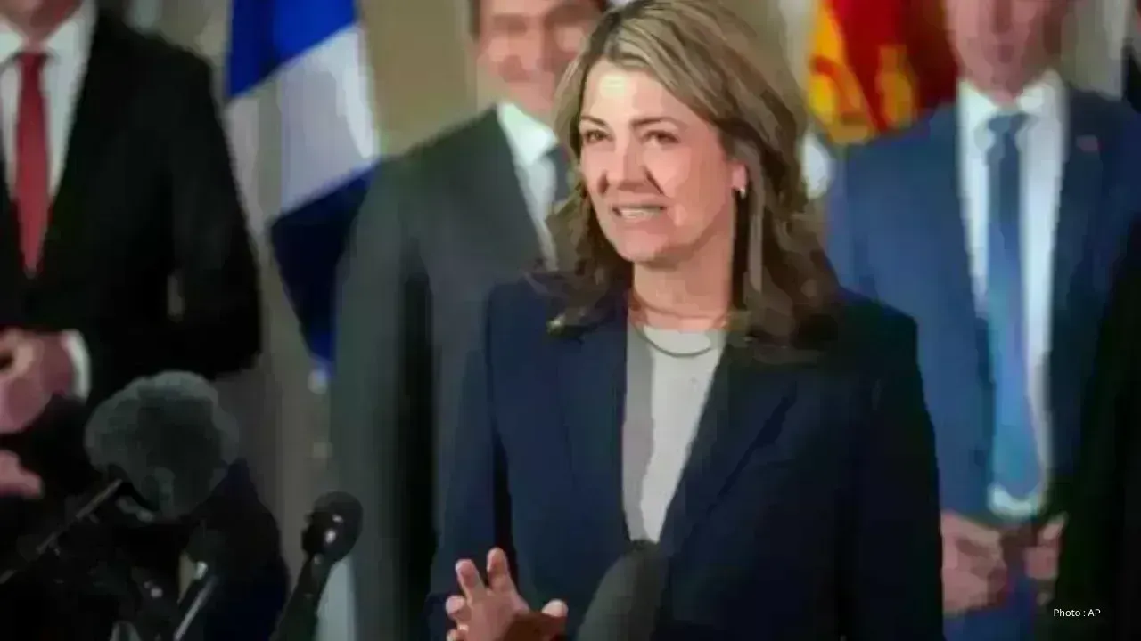 Danielle Smith Voices Concerns Over B.C. Pipeline Proposal