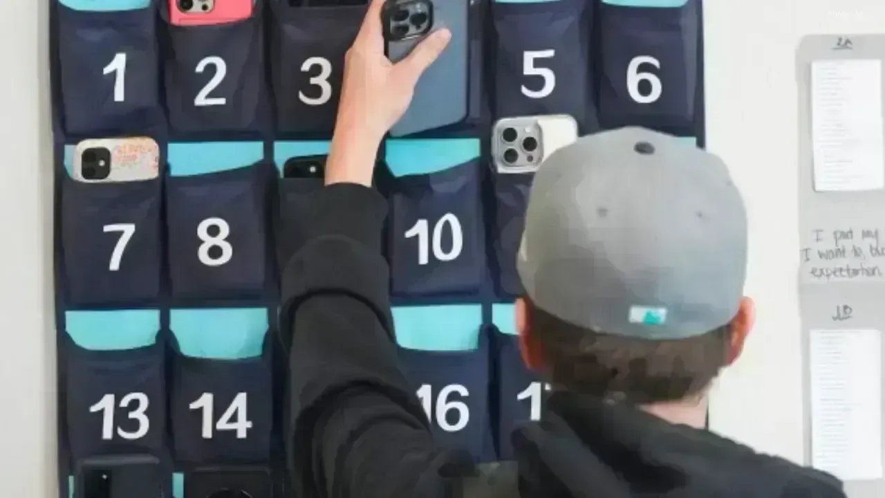 Ontario Weighs Ban on Cell Phones in Schools