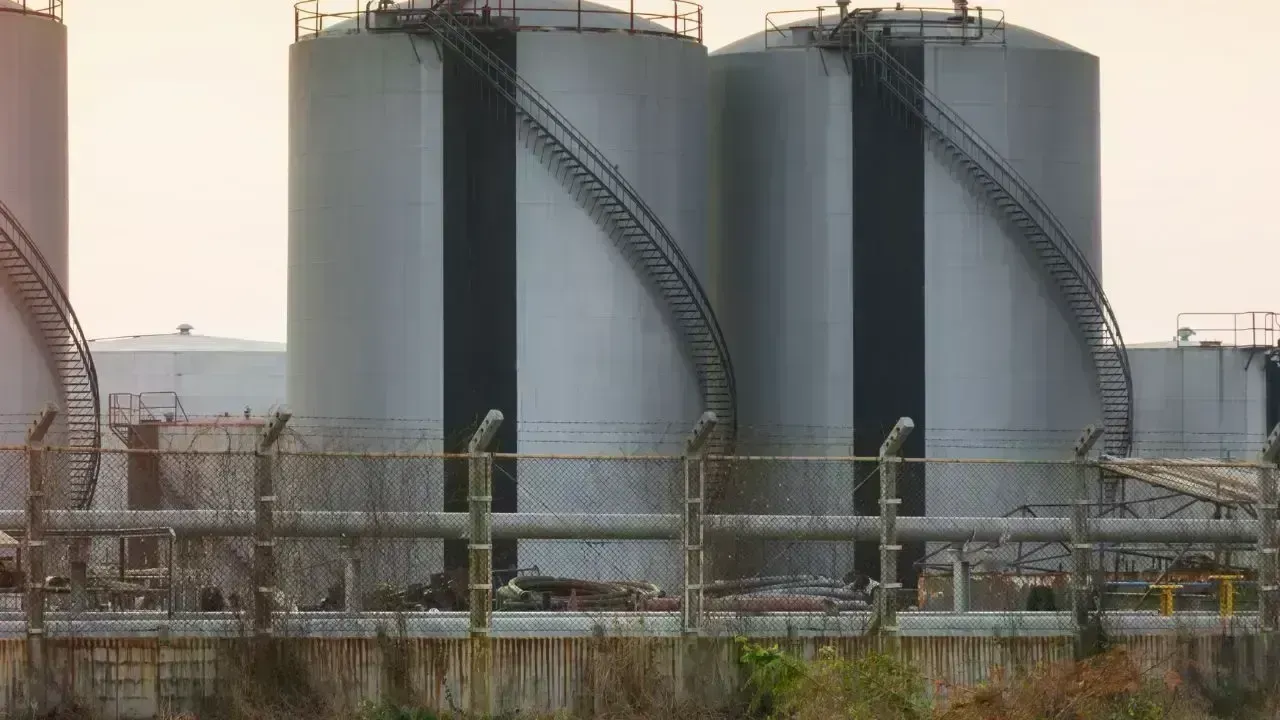 Karachi's Gas Shortage Triggers Hazardous Storage Practices