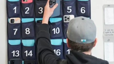 Ontario Weighs Ban on Cell Phones in Schools