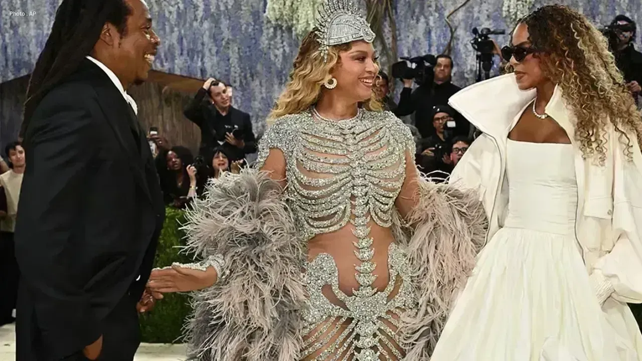 Beyoncé and Sabrina Carpenter Dazzle on the 2026 Met Gala Red Carpet