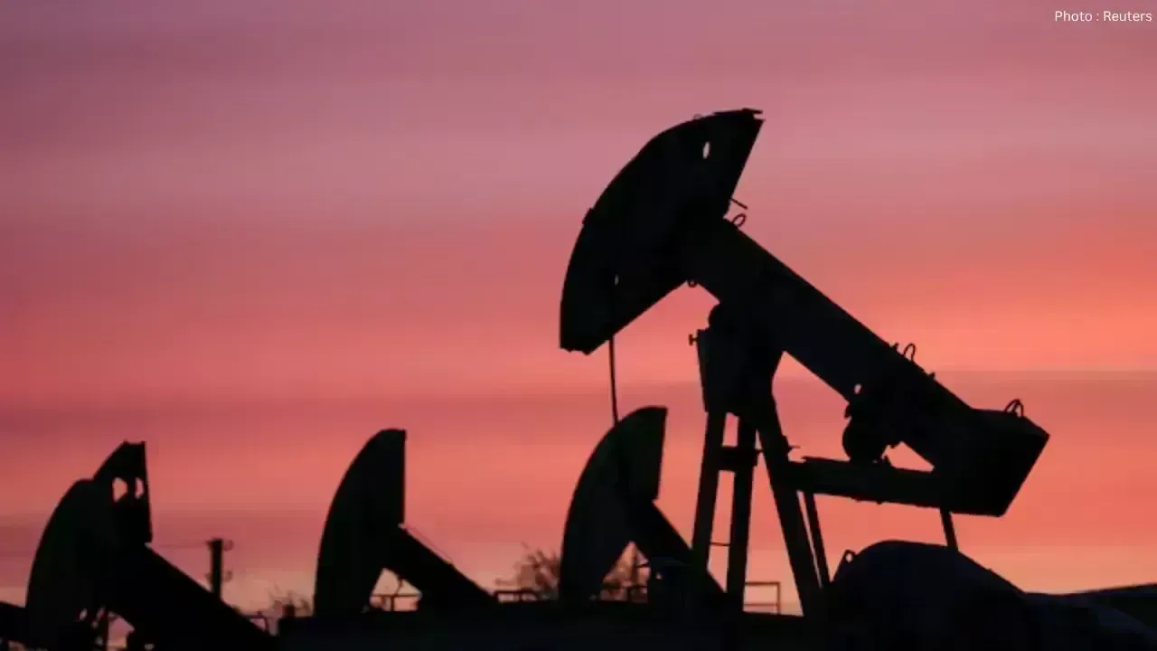 US Crude Oil Prices Dip Slightly Amid Ongoing Supply Concerns