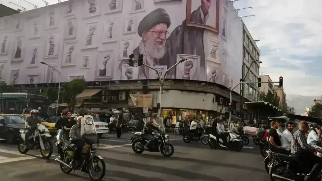 Iran Bets on Trump to Yield First in Hormuz Tensions, But Risks Escalation
