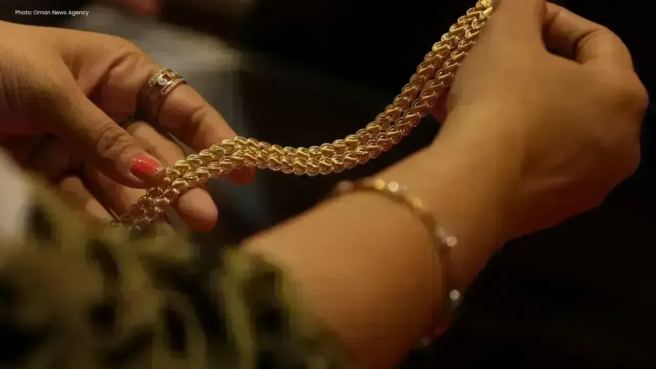 Gold Prices Climb Amid Dollar Decline and Trump-Xi Summit