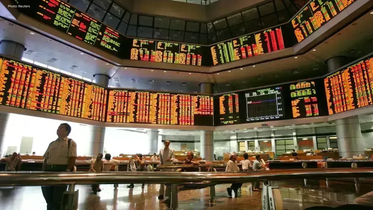Bursa Malaysia Dips Amid Global Economic Worries