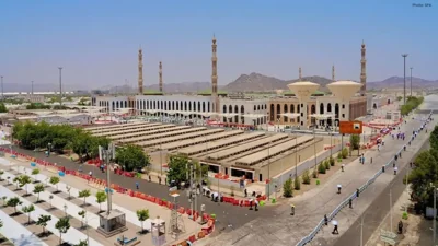 Thousands Assemble at Namirah Mosque for Arafah Observations
