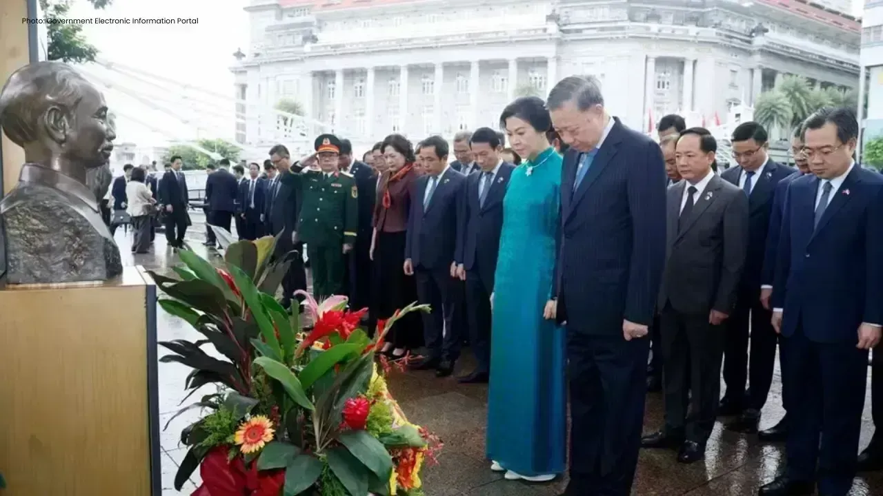 To Lam Commemorates Ho Chi Minh in Singapore