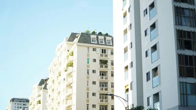 Tragic Fall: Young Boy Loses Life from 13th Floor of A…