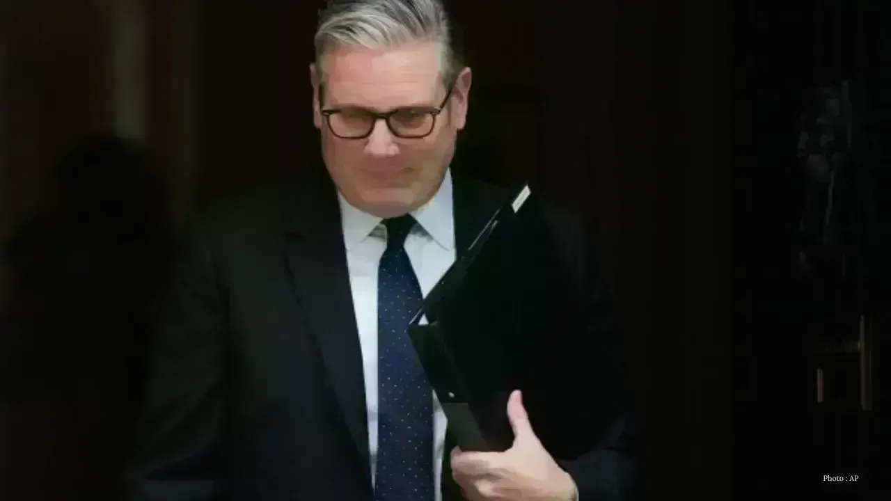 New Mandelson Documents Heighten Pressure on UK's Starmer