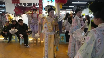 Beijing's Historic Costume Craze Captivates Tourists
