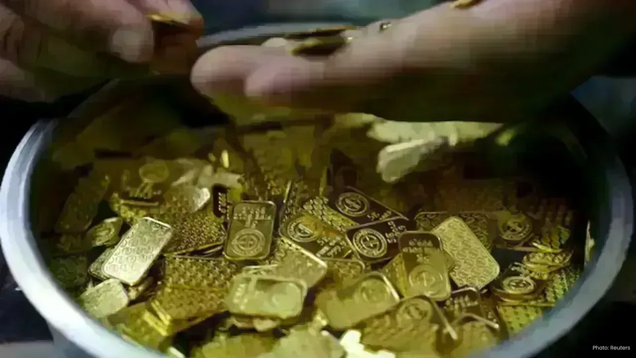 Gold Prices Decline as Middle East Strife Escalates, Investors Eye US Economic Indicators