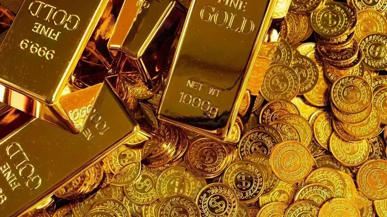 Gold Prices Stabilize After Recent Low; Silver Sees Slight Decline